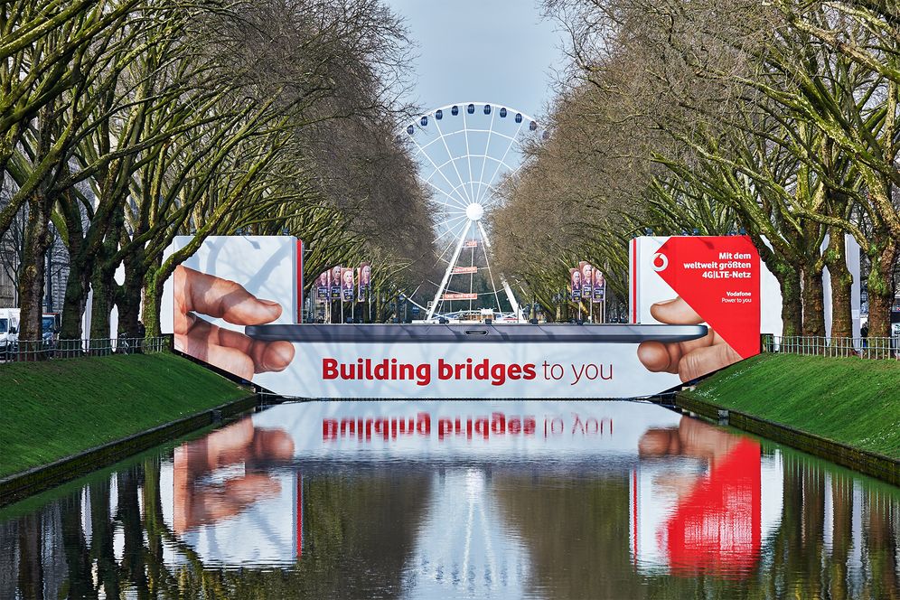 Brückenverhüllung an der Düsseldorfer Königsallee