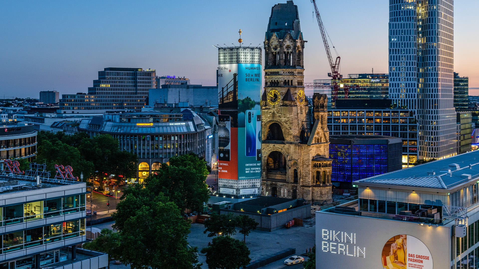 Außenwerbung von Huawei in Berlin an der Gedächtniskirche
