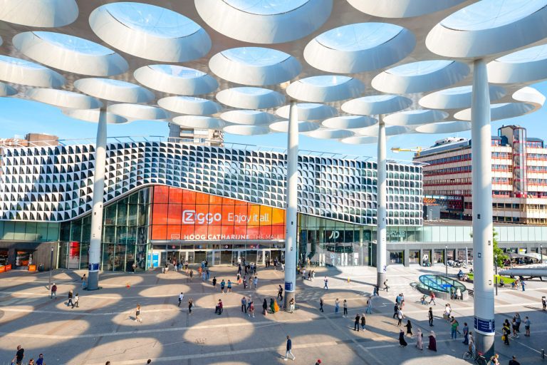 blowUP media Niederlande launcht riesigen transparenten Digital Screen NEO