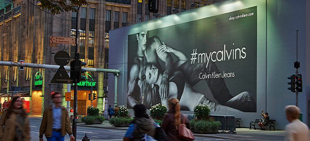 Bauzaunwerbung von Calvin Klein an der Königsallee Düsseldorf