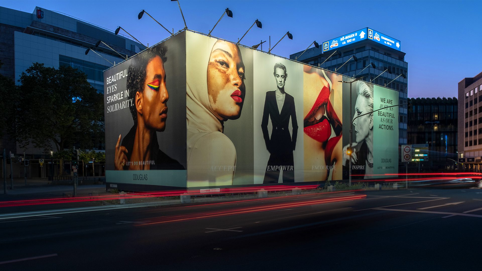 Douglas Werbeposter in Düsseldorf an der Königsallee