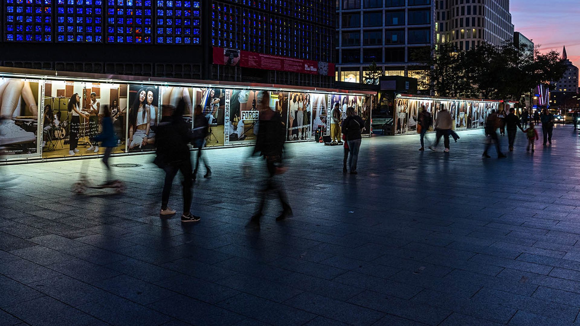 Bauzaunwerbung von Nike an der Gedächtniskirche