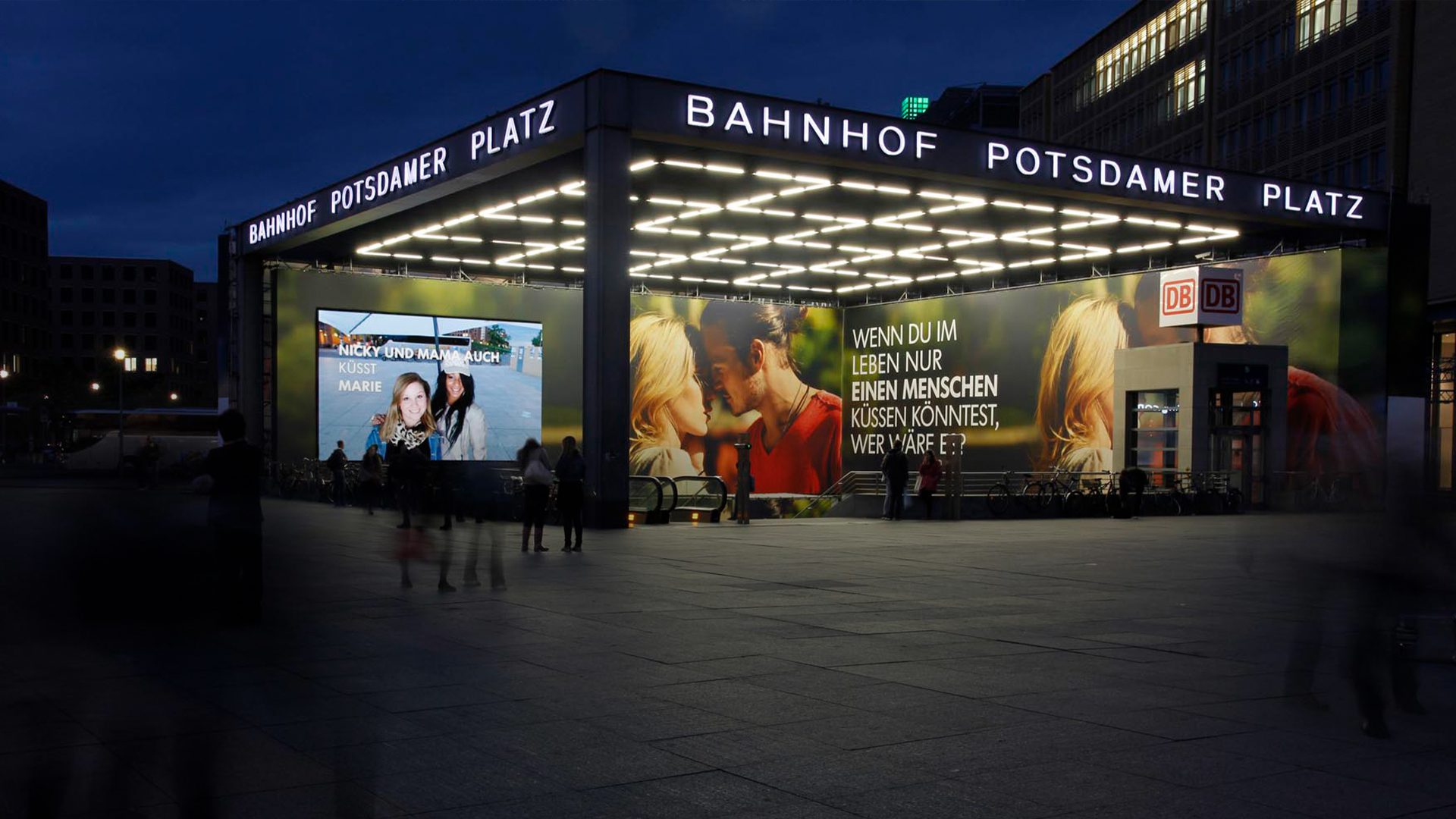 Sonderumstetzung von VW Werbekampagnen in Berlin am Potsdamer Platz