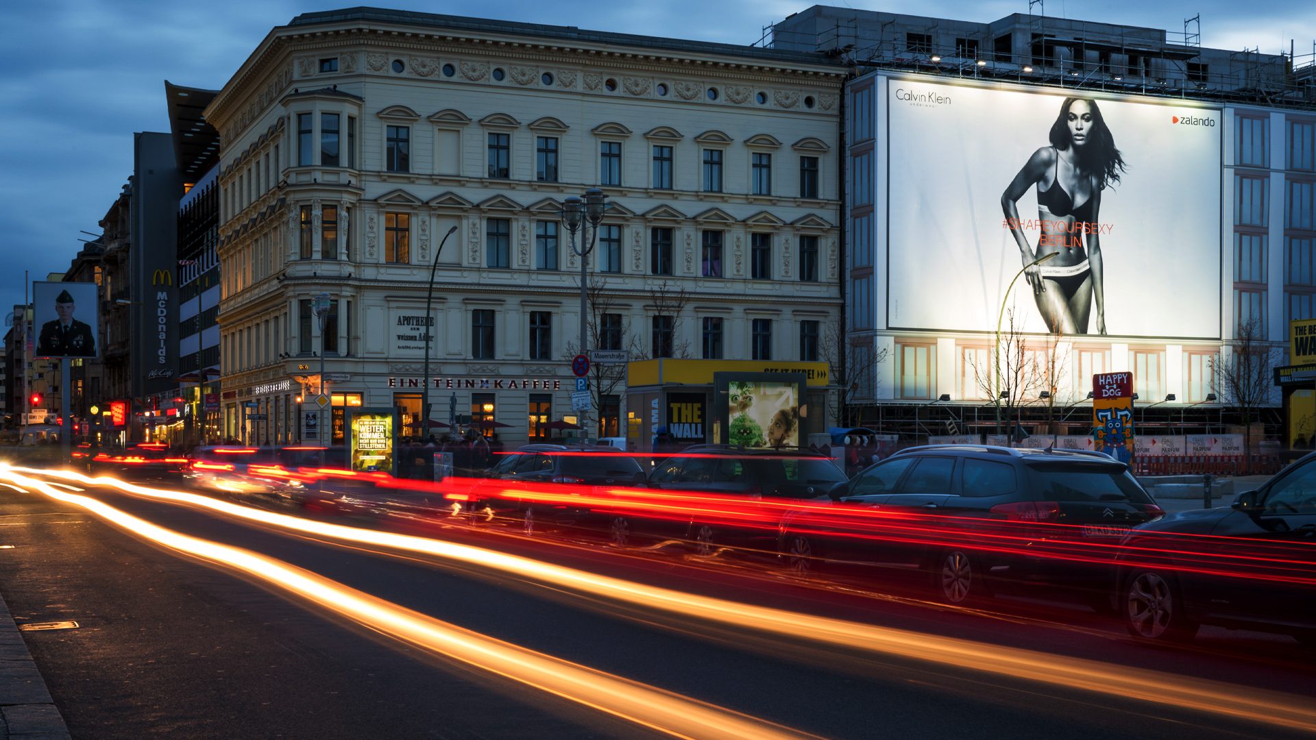 Riesenposter von Zalando in Berlin am Checkpoint Charlie