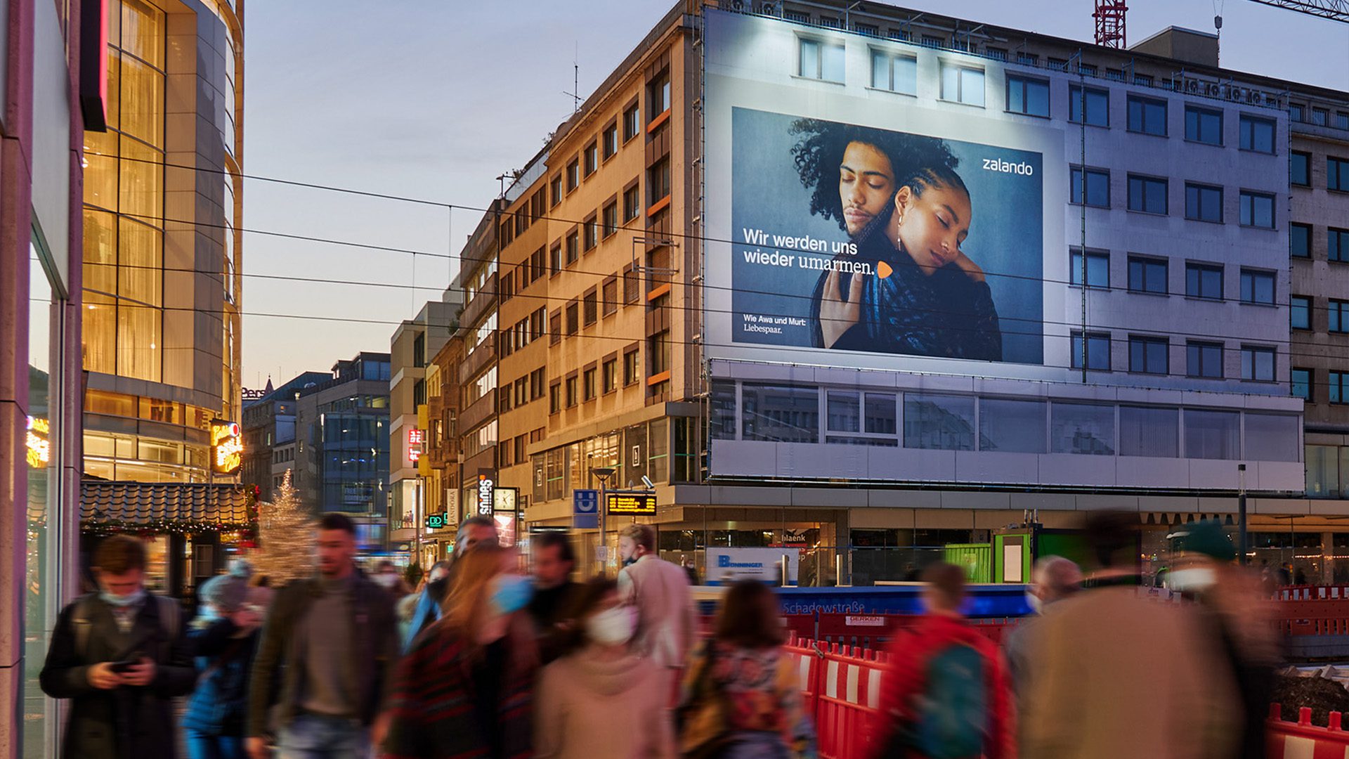 Gerüstwerbung mit Fassadennachbildung von Zalando in Düsseldorf