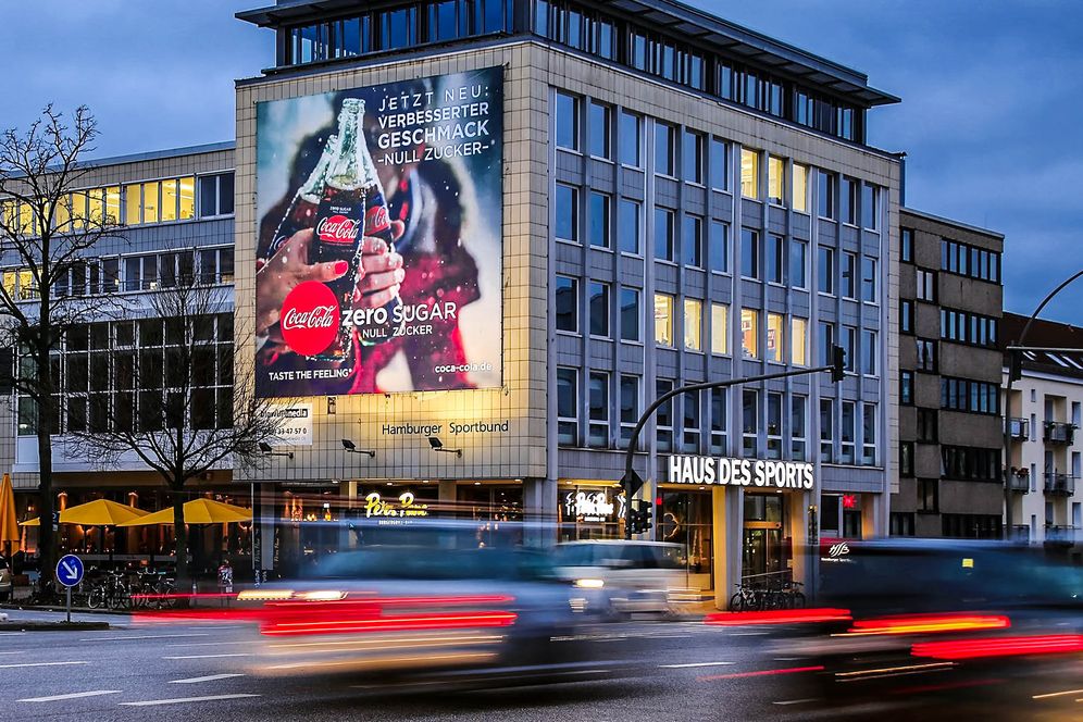 Coca Cola Riesenposter-Kampagne in Hamburg