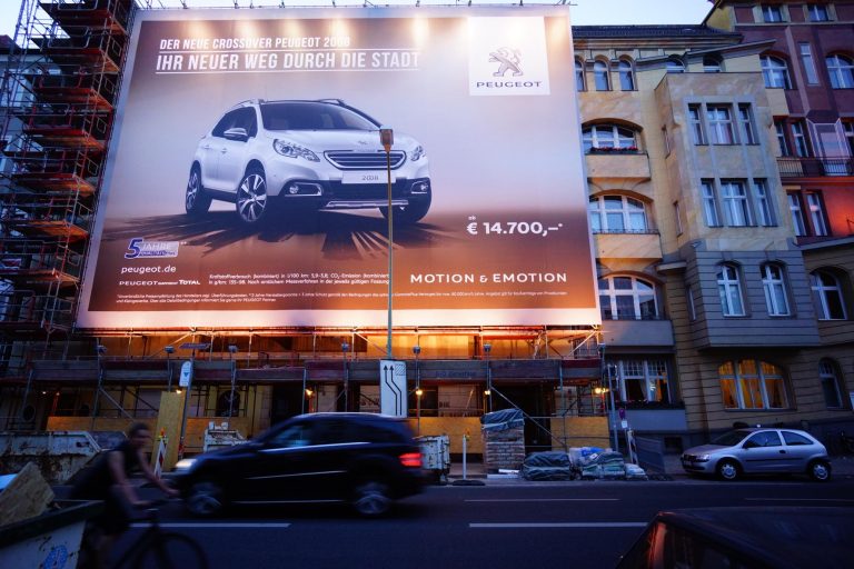 Peugeot fährt mit Riesenpostern neue Wege durch die Stadt