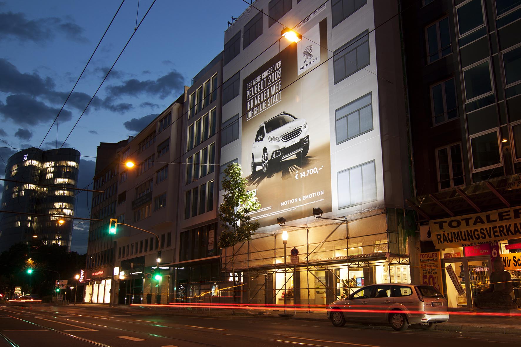 Peugeot Riesenposter Kampagne in Düsseldorf