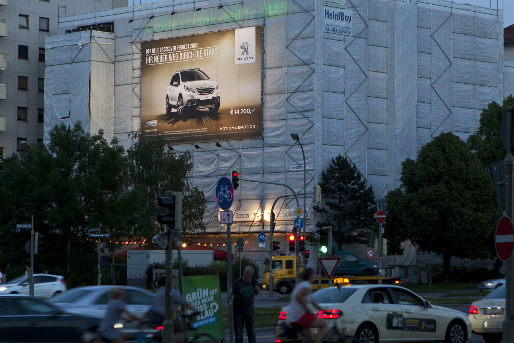 Riesenposter der Peugeot Kampagne