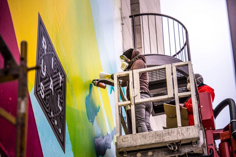 Rituals Cosmetics gestaltet in Kooperation mit blowUP media und Streetart Künstlerin ein eindrucksvolles Riesenposter in Berlin