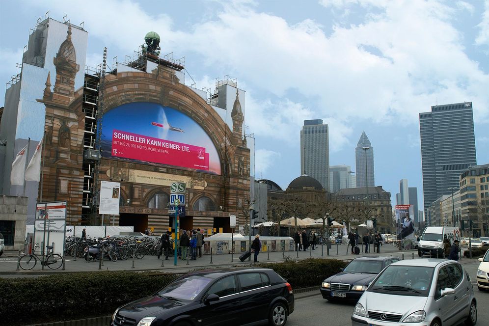 Riesenposter und Fassadennachbildung in Frankfurt