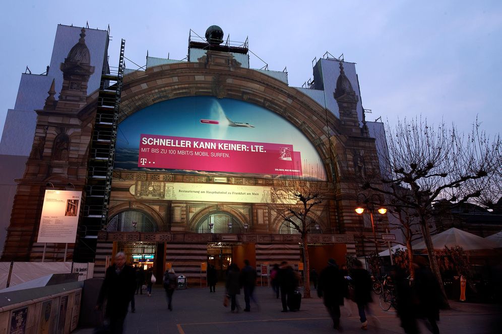 Riesenposter am Frankfurter Hauptbahnhof