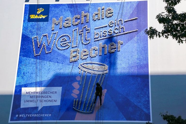 Mehrweg statt Einweg: außergewöhnliche Riesenposterinszenierung von Tchibo mit 1.100 Kaffeebechern in Hamburg