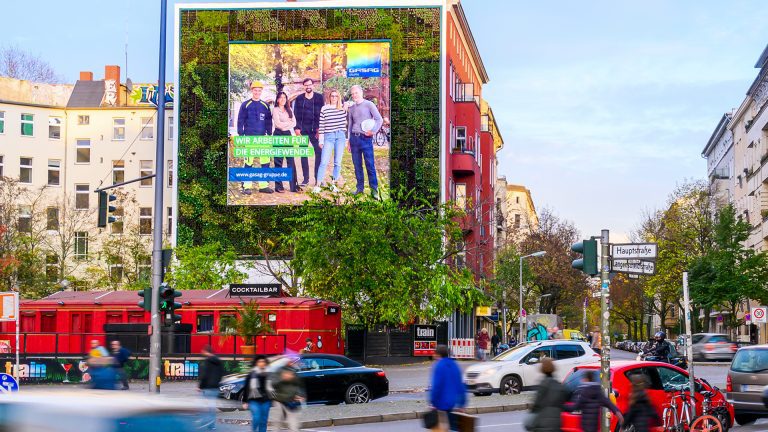 Deutschlands nachhaltigste Riesenposter-Location: blowUP media launcht Vertical Garden® in Berlin